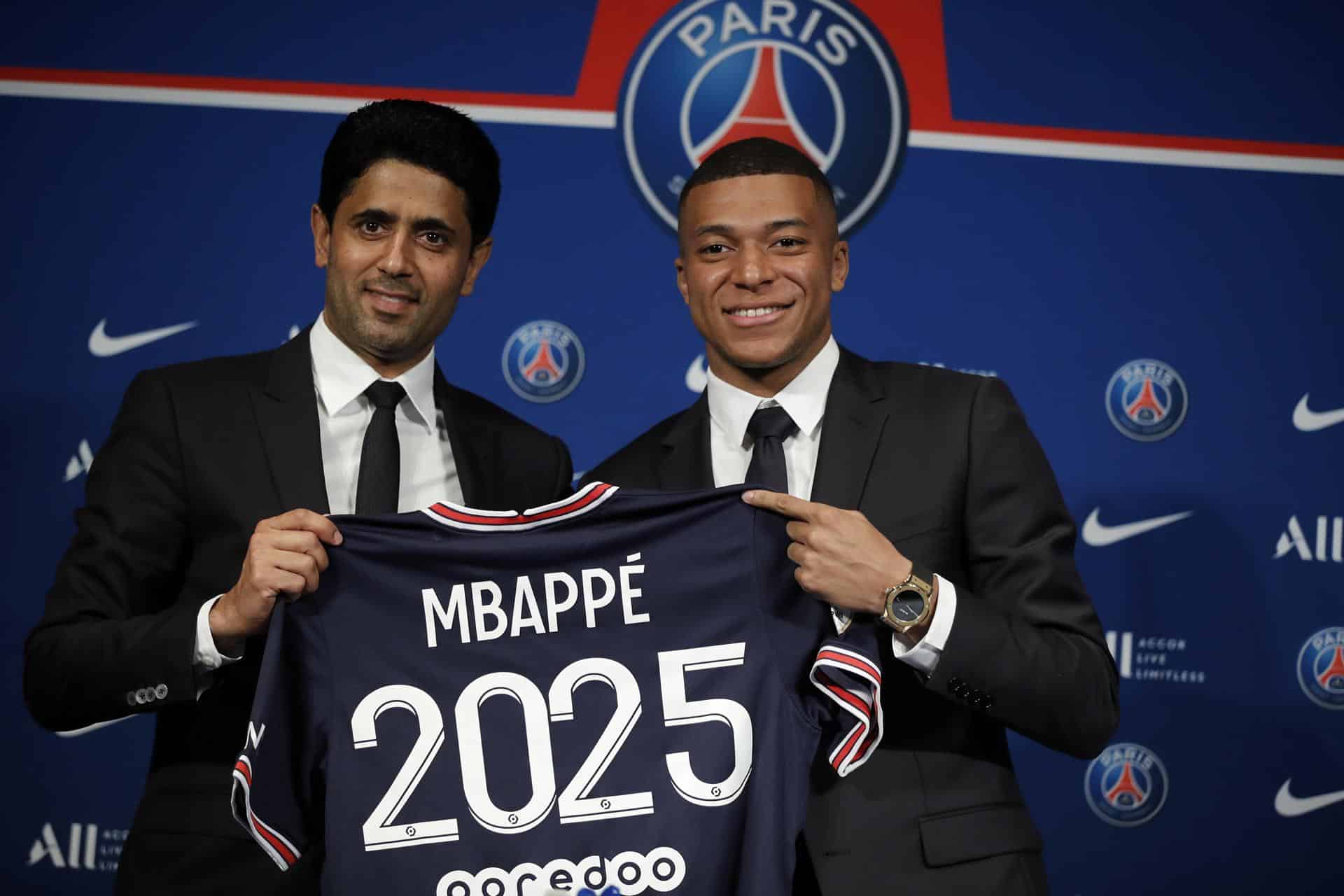 Paris (France), 23/05/2022.- El presidente del Paris Saint-Germain, Nasser Al-Khelaifi, junto a Mbappe durante una rueda de prensa el 23/05/2022. EFE/EPA/Christophe Petit Tesson