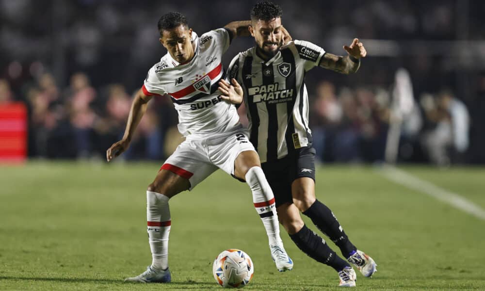 La selección brasileña de fútbol convocó para los próximos partidos de las eliminatorias al lateral izquierdo Alex Telles (d), del Botafogo, en reemplazo del lesionado Guilherme Arana. EFE/ Isaac Fontana