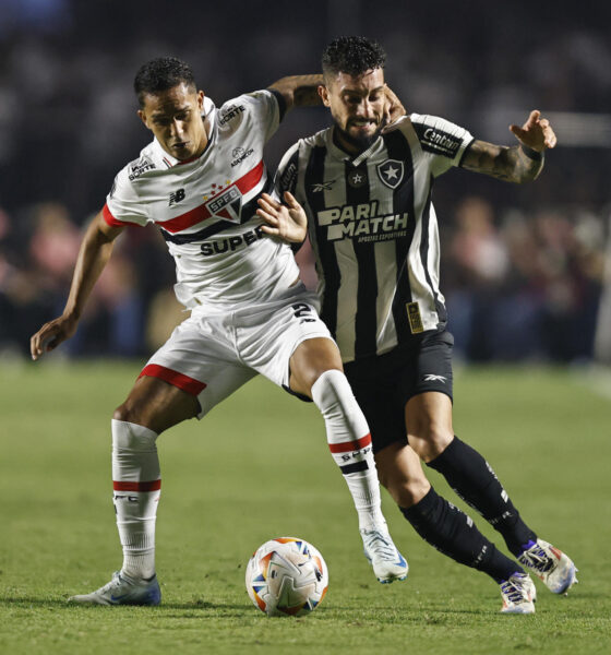 La selección brasileña de fútbol convocó para los próximos partidos de las eliminatorias al lateral izquierdo Alex Telles (d), del Botafogo, en reemplazo del lesionado Guilherme Arana. EFE/ Isaac Fontana