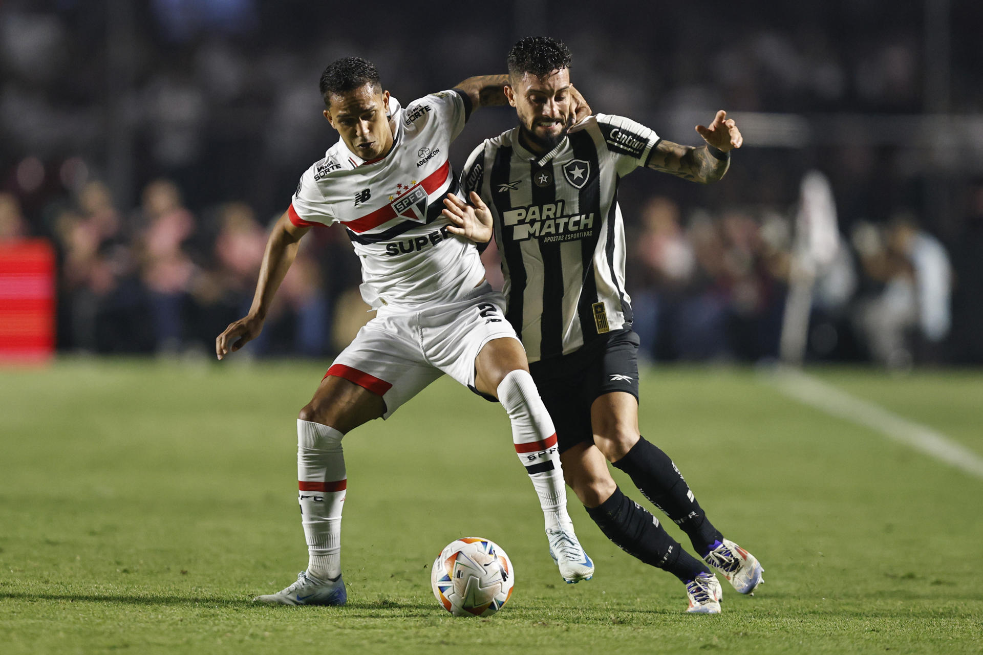 La selección brasileña de fútbol convocó para los próximos partidos de las eliminatorias al lateral izquierdo Alex Telles (d), del Botafogo, en reemplazo del lesionado Guilherme Arana. EFE/ Isaac Fontana