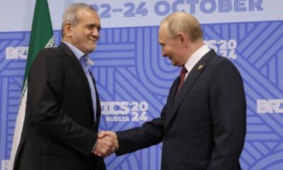 El presidente ruso, Vladimir Putin (derecha), estrecha la mano del presidente iraní, Masoud Pezeshkian, antes de su reunión al margen de la cumbre BRICS en Kazán, Rusia, el 23 de octubre de 2024. La cumbre BRICS tendrá lugar del 22 al 24 de octubre. (Rusia) EFE/EPA/MÁXIMO SHEMETOV/POOL