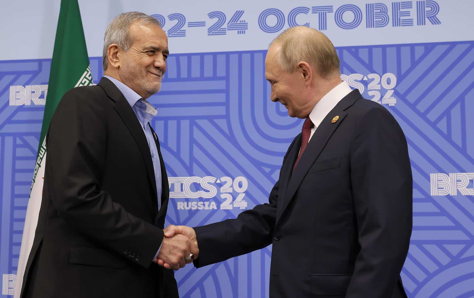 El presidente ruso, Vladimir Putin (derecha), estrecha la mano del presidente iraní, Masoud Pezeshkian, antes de su reunión al margen de la cumbre BRICS en Kazán, Rusia, el 23 de octubre de 2024. La cumbre BRICS tendrá lugar del 22 al 24 de octubre. (Rusia) EFE/EPA/MÁXIMO SHEMETOV/POOL