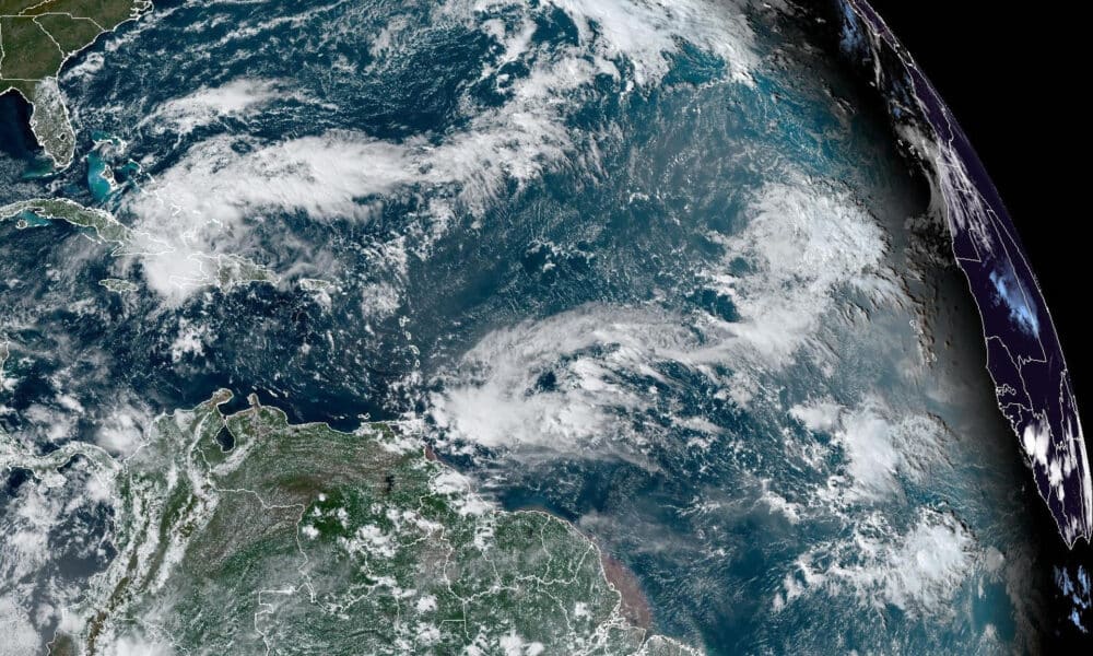 Fotografía satelital cedida por la Oficina Nacional de Administración Oceánica y Atmosférica (NOAA) a través del Centro Nacional de Huracanes (NHC) estadounidense donde se muestra la localización de la tormenta tropical Oscar, en el Atlántico. EFE/NOAA-NHC /SOLO USO EDITORIAL /NO VENTAS /SOLO DISPONIBLE PARA ILUSTRAR LA NOTICIA QUE ACOMPAÑA /CRÉDITO OBLIGATORIO