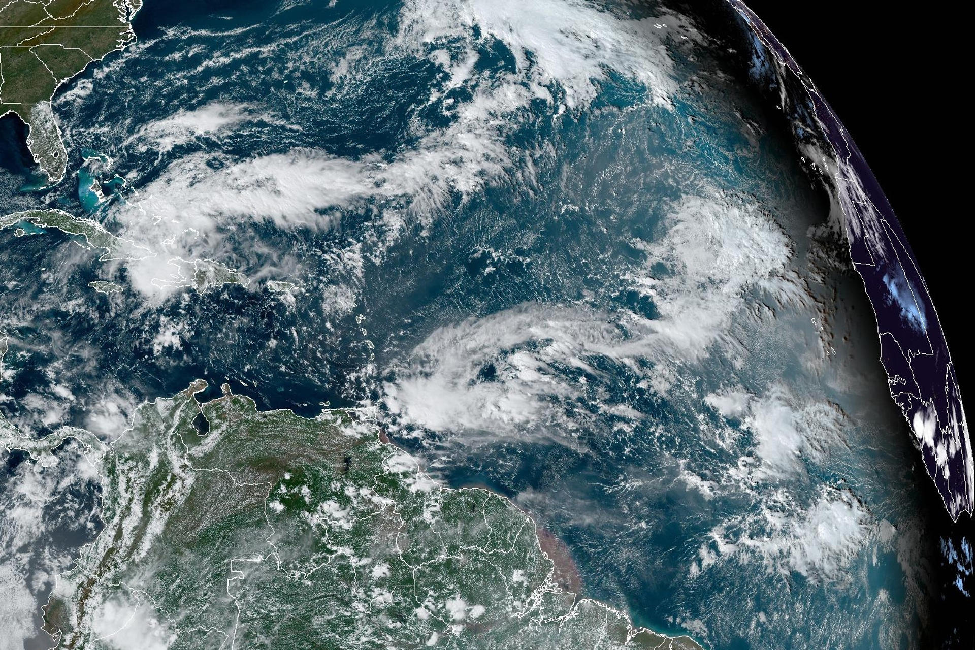 Fotografía satelital cedida por la Oficina Nacional de Administración Oceánica y Atmosférica (NOAA) a través del Centro Nacional de Huracanes (NHC) estadounidense donde se muestra la localización de la tormenta tropical Oscar, en el Atlántico. EFE/NOAA-NHC /SOLO USO EDITORIAL /NO VENTAS /SOLO DISPONIBLE PARA ILUSTRAR LA NOTICIA QUE ACOMPAÑA /CRÉDITO OBLIGATORIO