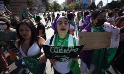 Imagen de archivo de mujeres que participan en la marcha del día de acción global por el acceso al aborto legal, seguro y gratuito en Ciudad de México (México). EFE/Sáshenka Gutiérrez