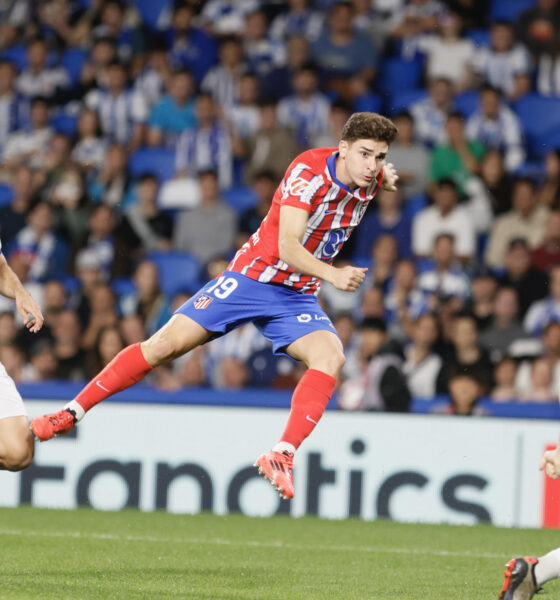 El delantero argentino del Atlético de Madrid Julián Álvarez dispara a puerta para marcar gol ante la Real Sociedad, durante el partido de Liga disputado entre Atlético de Madrid y Real Sociedad en el estadio de Anoeta. EFE/Javi Colmenero