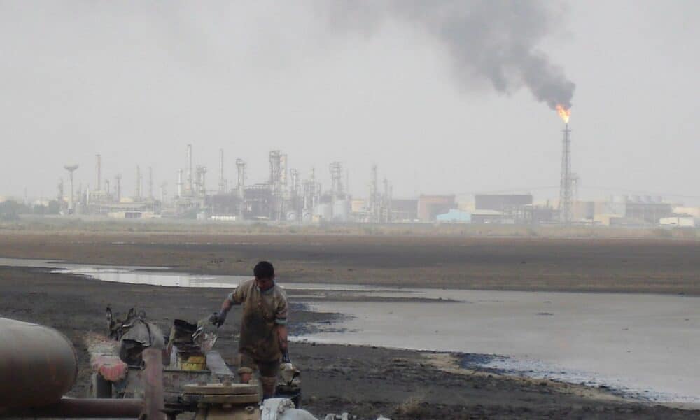 Fotografía de archivo de un trabajador en una refinería del pueblo de Umm Quasar en Basora, Irak. EFE/Haider Al-Assadee