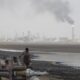 Fotografía de archivo de un trabajador en una refinería del pueblo de Umm Quasar en Basora, Irak. EFE/Haider Al-Assadee