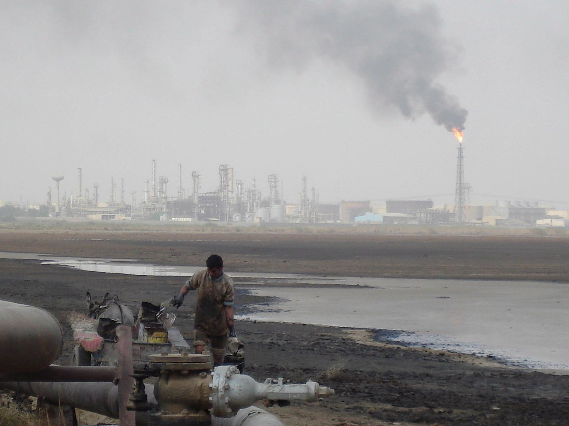 Fotografía de archivo de un trabajador en una refinería del pueblo de Umm Quasar en Basora, Irak. EFE/Haider Al-Assadee