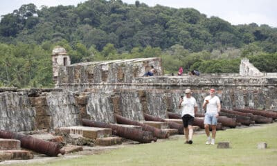 Turistas visitan el Fuerte de San Jerónimo en Colón, (Panamá). EFE/ Bienvenido Velasco