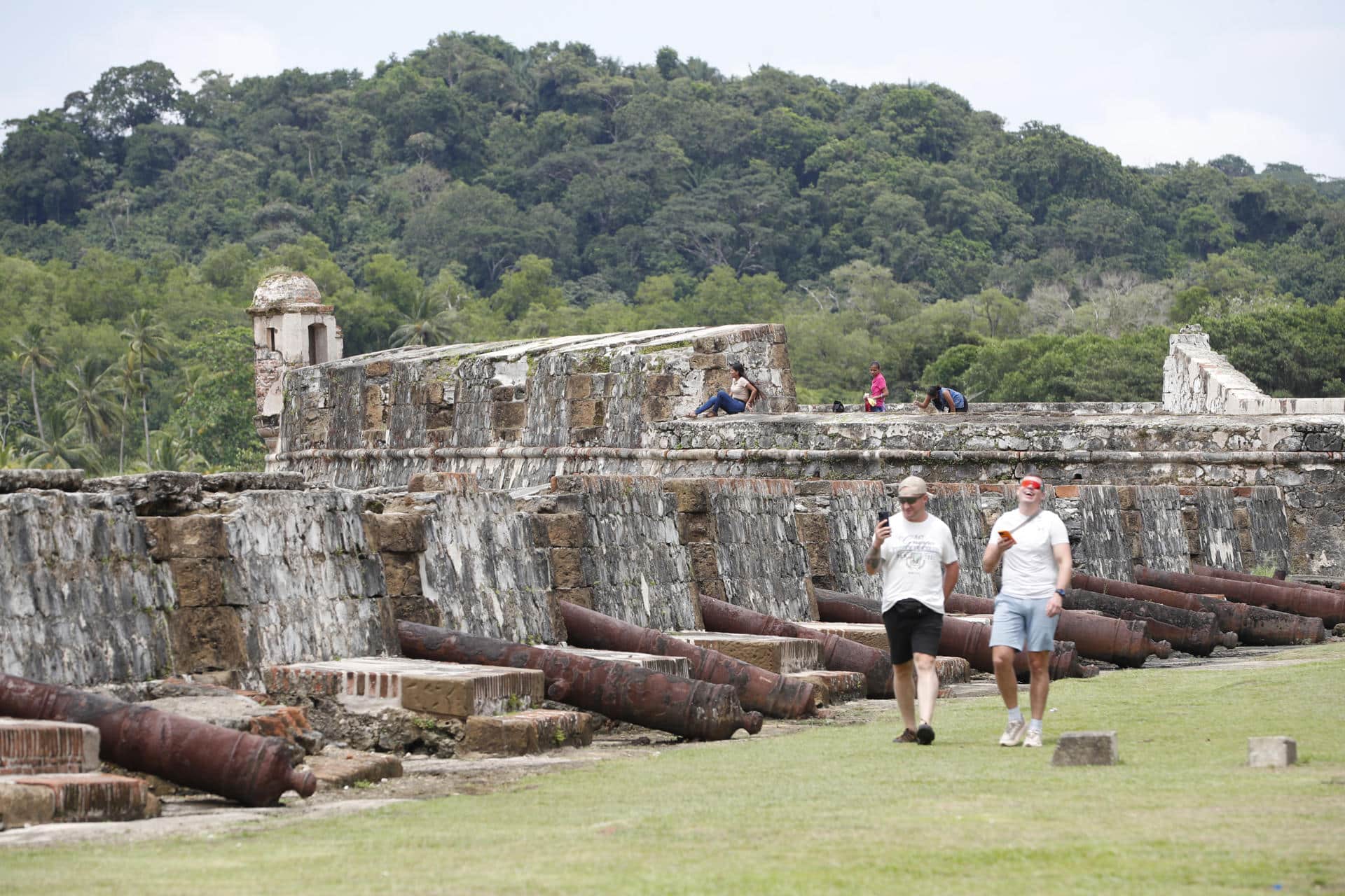 Turistas visitan el Fuerte de San Jerónimo en Colón, (Panamá). EFE/ Bienvenido Velasco