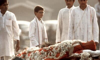 Rajiv Gahdhi ante los restos mortales de su madre momentos antes de prenderle fuego en la ceremonia de cremación en Nueva Delhi. EFE/SIPA/yv/Archivo