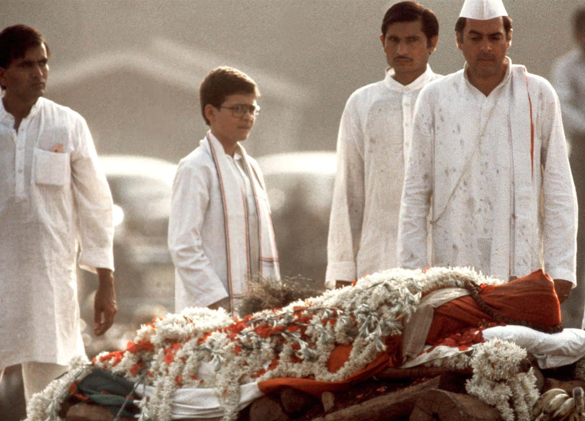 Rajiv Gahdhi ante los restos mortales de su madre momentos antes de prenderle fuego en la ceremonia de cremación en Nueva Delhi. EFE/SIPA/yv/Archivo