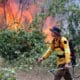 Fotografía de archivo de un bombero trabaja apagando un incendio en la comunidad de Palestina (Bolivia). EFE/ Juan Carlos Torrejón