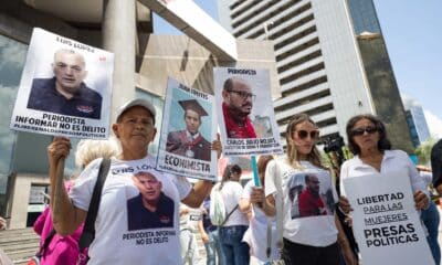 Familiares de presos políticos participan de una manifestación frente a la sede de la ONU, este lunes, en Caracas (Venezuela). EFE/ Ronald Peña R.