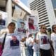 Familiares de presos políticos participan de una manifestación frente a la sede de la ONU, este lunes, en Caracas (Venezuela). EFE/ Ronald Peña R.