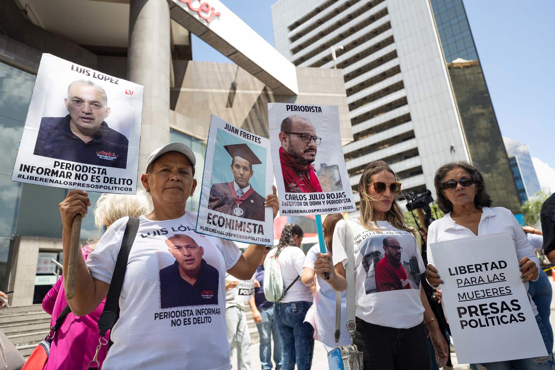 Familiares de presos políticos participan de una manifestación frente a la sede de la ONU, este lunes, en Caracas (Venezuela). EFE/ Ronald Peña R.