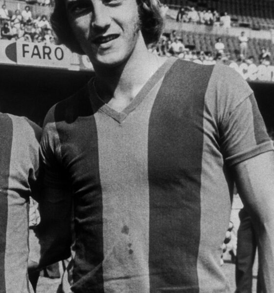 Fotografía de archivo, tomada el 29-7-1974 con la camiseta del FC Barcelona, del exfutbolista y entrenador neerlandés Johan Neeskens, que ha fallecido a los 73 años. EFE/Archivo