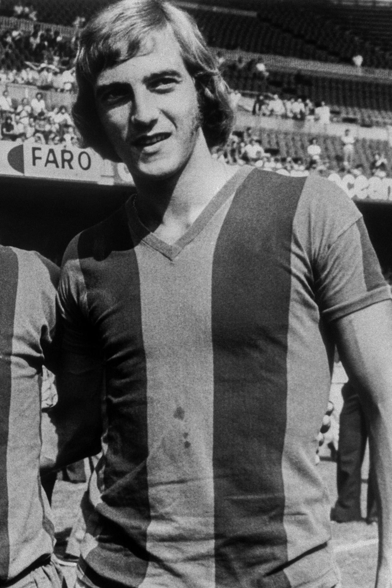 Fotografía de archivo, tomada el 29-7-1974 con la camiseta del FC Barcelona, del exfutbolista y entrenador neerlandés Johan Neeskens, que ha fallecido a los 73 años. EFE/Archivo