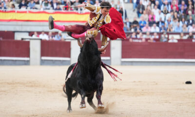 El diestro peruano Roca Rey sufre durante la cogida que sufrió en la plaza de toros de Las Ventas, durante la Feria de Octubre de Madrid. EFE/Borja Sánchez-Trillo