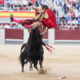 El diestro peruano Roca Rey sufre durante la cogida que sufrió en la plaza de toros de Las Ventas, durante la Feria de Octubre de Madrid. EFE/Borja Sánchez-Trillo