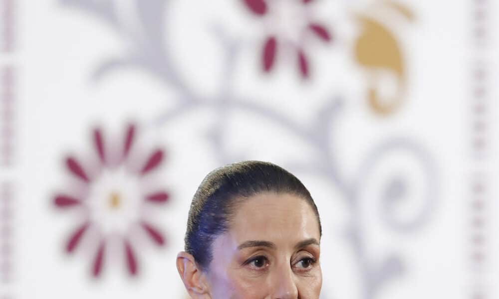 La presidenta de México, Claudia Sheinbaum, habla durante una rueda de prensa este miércoles, en el Palacio Nacional en la Ciudad de México (México). EFE/ Mario Guzmán