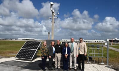 Fotografía cedida por el Aeropuerto Internacional de Miami (MIA) donde aparecen (de izquierda a derecha) la gerente de seguridad del aeropuerto, Susan Feeney; la gerente de construcción, Leslie Livesay; el director de Capacidades Multimodales y de Área Pública (MPAC) de la Administración de Seguridad del Transporte (TSA), Jim Bamberger; la alcaldesa del condado Miami-Dade, Daniella Levine Cava; el director y presidente ejecutivo del aeropuerto, Ralph Cutié, y el director adjunto de seguridad pública y protección, Mark Hatfield, mientras posan cerca de una cámara con Sistema de Detección de Intrusiones Perimetrales (PIDS) en el aeropuerto en Miami, Florida (EE.UU). EFE/MIA