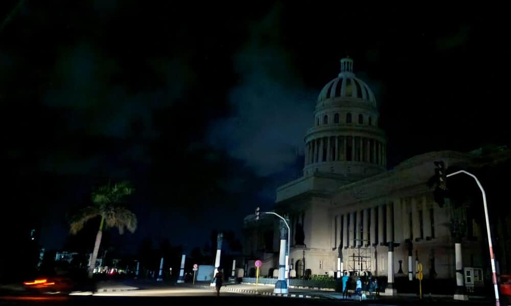 Fotografía del Capitolio a oscuras durante un apagón en La Habana (Cuba). Archivo. EFE/ Ernesto Mastrascusa