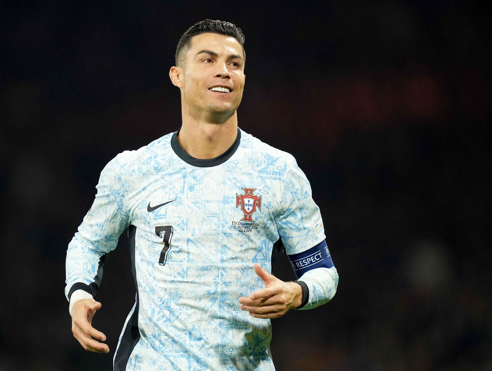 El portugués Cristiano Ronaldo, delantero del Al-Nassr saudí, es el futbolista mejor pagado del 2024 con ingresos estimados en un total de 285 millones de dólares. EFE/EPA/MARK RUNNACLES