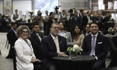 Bernardo Arévalo, presidente de Guatemala (c), Alberto Llaneza, presidente grupo Nextil (d), y Gabriela García, ministra de economía de guatemala (i), participan en el acto del inicio de operaciones de la empresa española Nextil este miércoles, al sureste en Ciudad de Guatemala (Guatemala).  EFE/ Mariano Macz