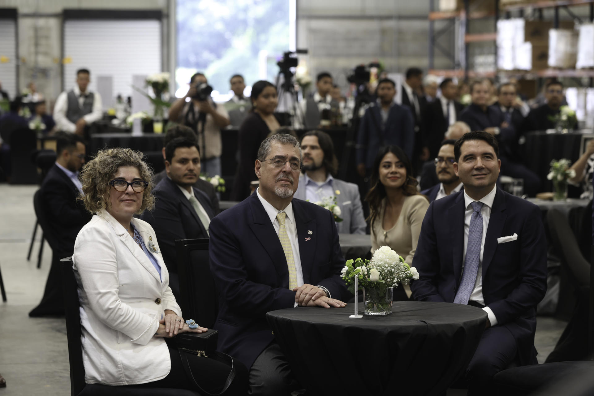 Bernardo Arévalo, presidente de Guatemala (c), Alberto Llaneza, presidente grupo Nextil (d), y Gabriela García, ministra de economía de guatemala (i), participan en el acto del inicio de operaciones de la empresa española Nextil este miércoles, al sureste en Ciudad de Guatemala (Guatemala).  EFE/ Mariano Macz