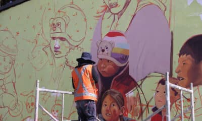 Uno de los artistas participantes del 'Ñatinta 2024' trabaja en su mural en el cementerio general este miércoles, en La Paz (Bolivia). EFE/ Luis Gandarillas