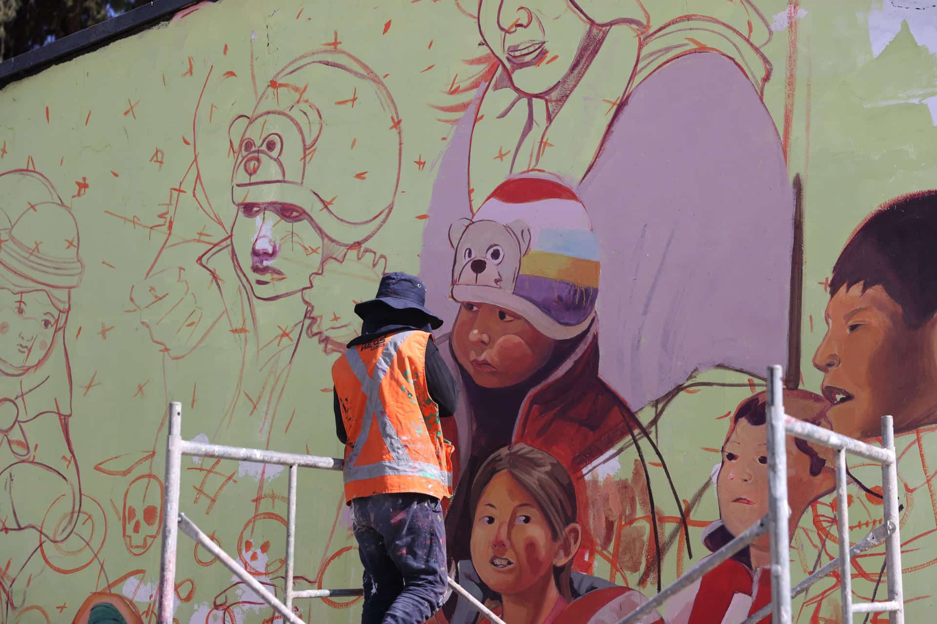 Uno de los artistas participantes del 'Ñatinta 2024' trabaja en su mural en el cementerio general este miércoles, en La Paz (Bolivia). EFE/ Luis Gandarillas