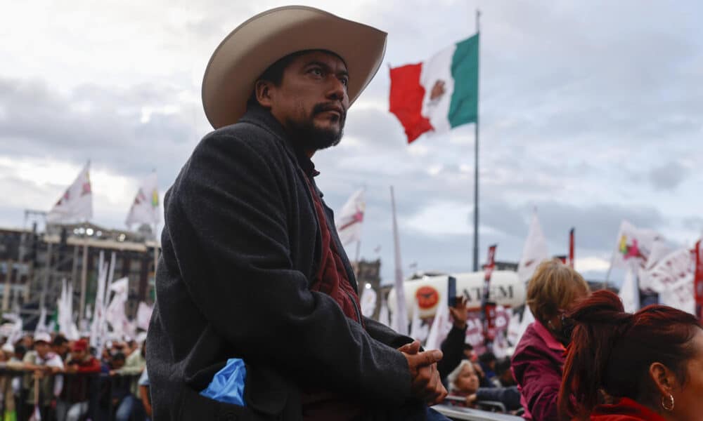 Un hombre escucha el discurso de la presidenta de México, Claudia Sheinbaum, este martes en el Zócalo de la Ciudad de México (México). EFE/ Bienvenido Velasco