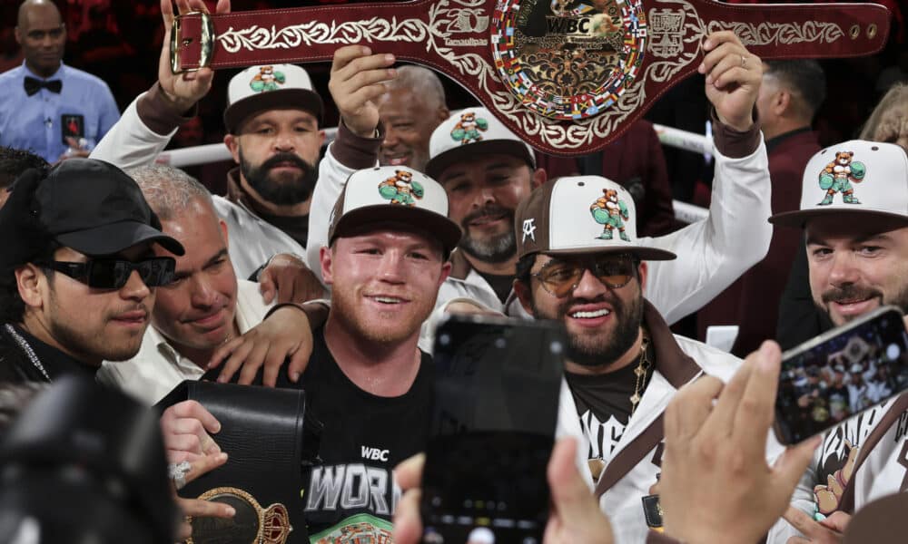 Imagen de archivo del mexicano Saúl 'Canelo' Alvarez (c-i). EFE/ Octavio Guzmán