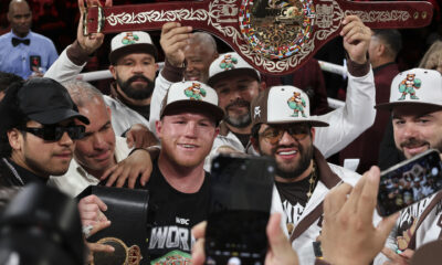 Imagen de archivo del mexicano Saúl 'Canelo' Alvarez (c-i). EFE/ Octavio Guzmán