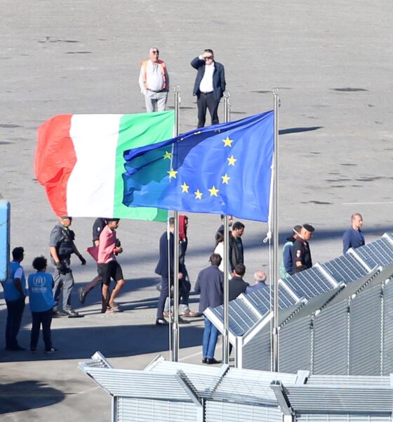 Un grupo de migrantes interceptados en aguas italianas llega a bordo de un barco de la marina italiana a Shengjin, Albania, el 16 de octubre de 2024. EFE/EPA/MALTON DIBRA