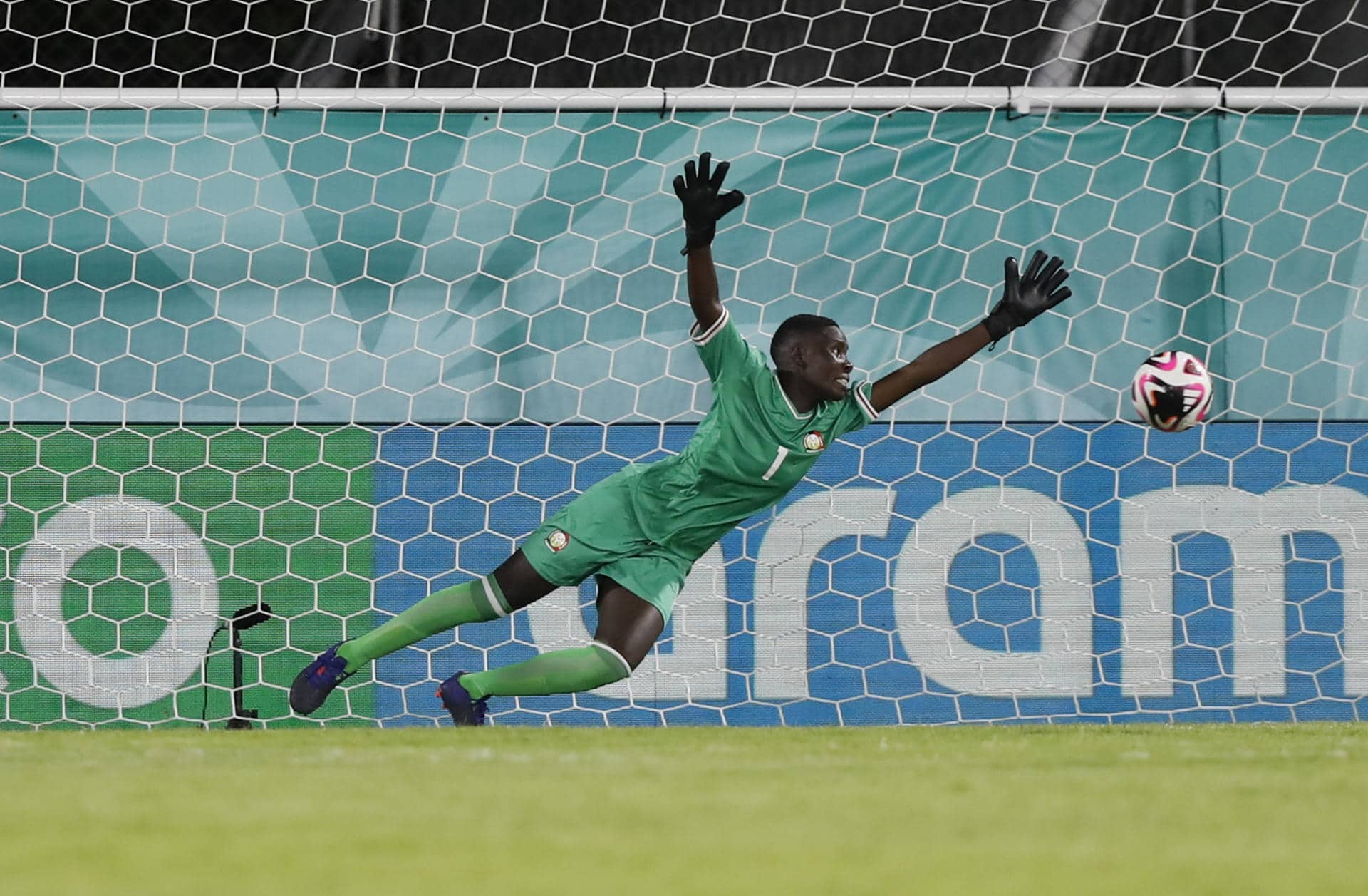 Velma Abwire, portera de Kenia, recibe un gol de penalti de Lola Brown de Inglaterra. EFE/ Diana Sánchez