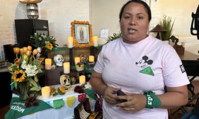 Fotografía de la salvadoreña Cristina Quintanilla hablando junto a un altar en memoria de las mujeres que han muerto en Latinoamérica y los Estados Unidos por someterse a un aborto, en Tucson (EE.UU.). EFE/ María León