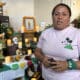 Fotografía de la salvadoreña Cristina Quintanilla hablando junto a un altar en memoria de las mujeres que han muerto en Latinoamérica y los Estados Unidos por someterse a un aborto, en Tucson (EE.UU.). EFE/ María León