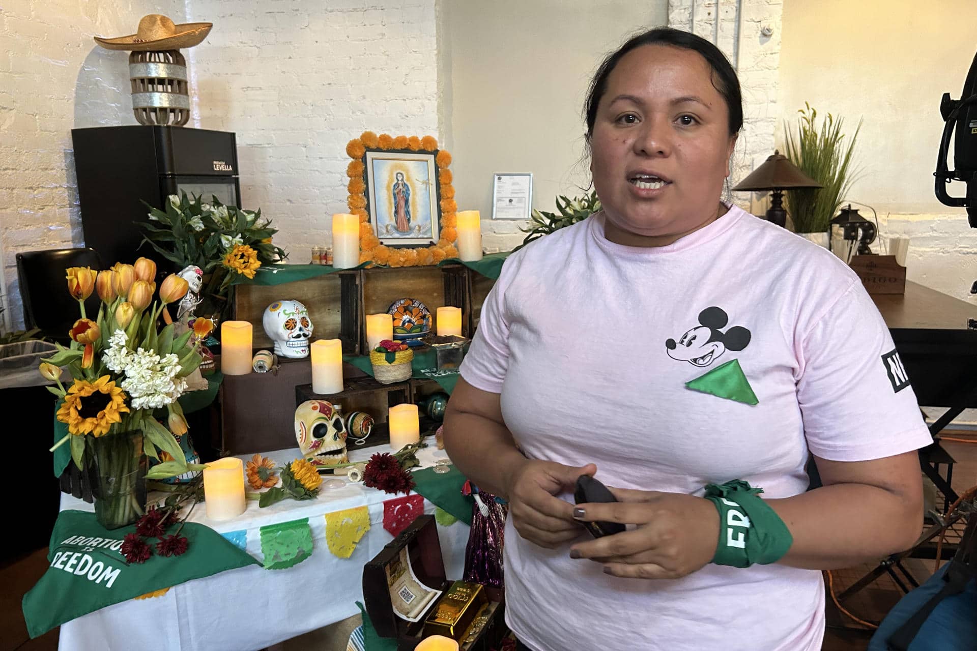 Fotografía de la salvadoreña Cristina Quintanilla hablando junto a un altar en memoria de las mujeres que han muerto en Latinoamérica y los Estados Unidos por someterse a un aborto, en Tucson (EE.UU.). EFE/ María León