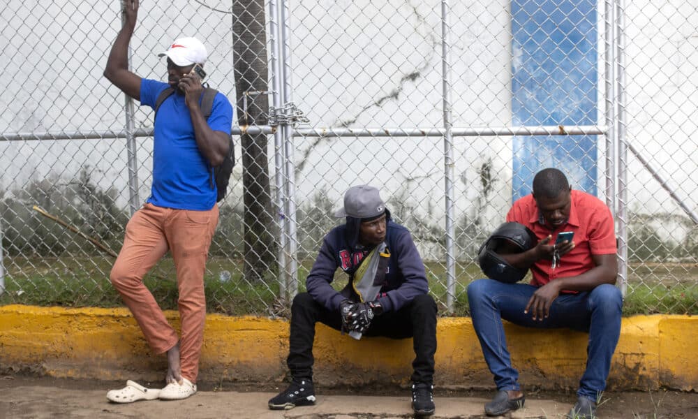 Fotografía de archivo en donde se ven migrantes haitianos en Haina (República Dominicana). EFE/Orlando Barría