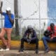 Fotografía de archivo en donde se ven migrantes haitianos en Haina (República Dominicana). EFE/Orlando Barría