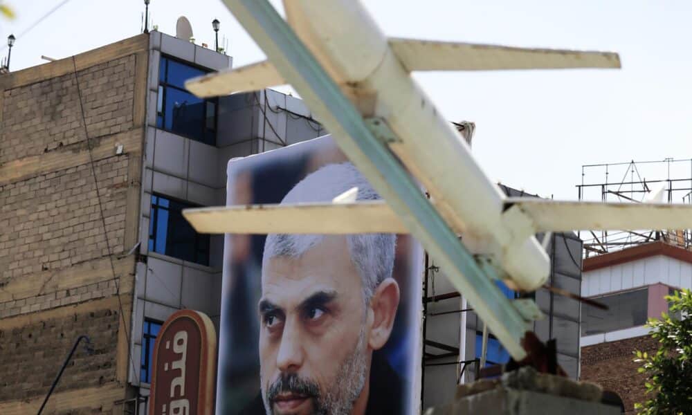 Cartel con un retrato del difunto líder de Hamas, Yahya Sinwar, EFE/EPA/YAHYA ARHAB