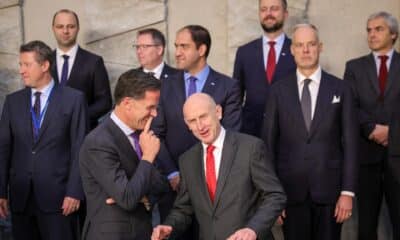 El Secretario General de la OTAN, Mark Rutte (izq.), y el Secretario de Estado de Defensa del Reino Unido, John Healey, reaccionan antes de la fotografía oficial de los Ministros de Defensa de la Organización del Tratado del Atlántico Norte (OTAN) en el Consejo de Ministros de Defensa de la OTAN en la sede de la OTAN en Bruselas, Bélgica, el 18 de octubre de 2024. Los Ministros de Defensa aliados se reunirán en la sede de la OTAN en Bruselas los días 17 y 18 de octubre de 2024. (Bélgica, Reino Unido, Bruselas) EFE/EPA/OLIVIER MATTHYS