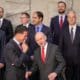 El Secretario General de la OTAN, Mark Rutte (izq.), y el Secretario de Estado de Defensa del Reino Unido, John Healey, reaccionan antes de la fotografía oficial de los Ministros de Defensa de la Organización del Tratado del Atlántico Norte (OTAN) en el Consejo de Ministros de Defensa de la OTAN en la sede de la OTAN en Bruselas, Bélgica, el 18 de octubre de 2024. Los Ministros de Defensa aliados se reunirán en la sede de la OTAN en Bruselas los días 17 y 18 de octubre de 2024. (Bélgica, Reino Unido, Bruselas) EFE/EPA/OLIVIER MATTHYS