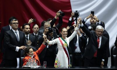 La presidenta de México Claudia Sheinbaum (c,i) acompañada del mandatario saliente, Andrés Manuel López Obrador (c,d), (2018-2024), saludan al termino de la toma de protesta en la Cámara de Diputados este martes en la Ciudad de México (México). EFE/José Méndez