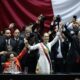 La presidenta de México Claudia Sheinbaum (c,i) acompañada del mandatario saliente, Andrés Manuel López Obrador (c,d), (2018-2024), saludan al termino de la toma de protesta en la Cámara de Diputados este martes en la Ciudad de México (México). EFE/José Méndez