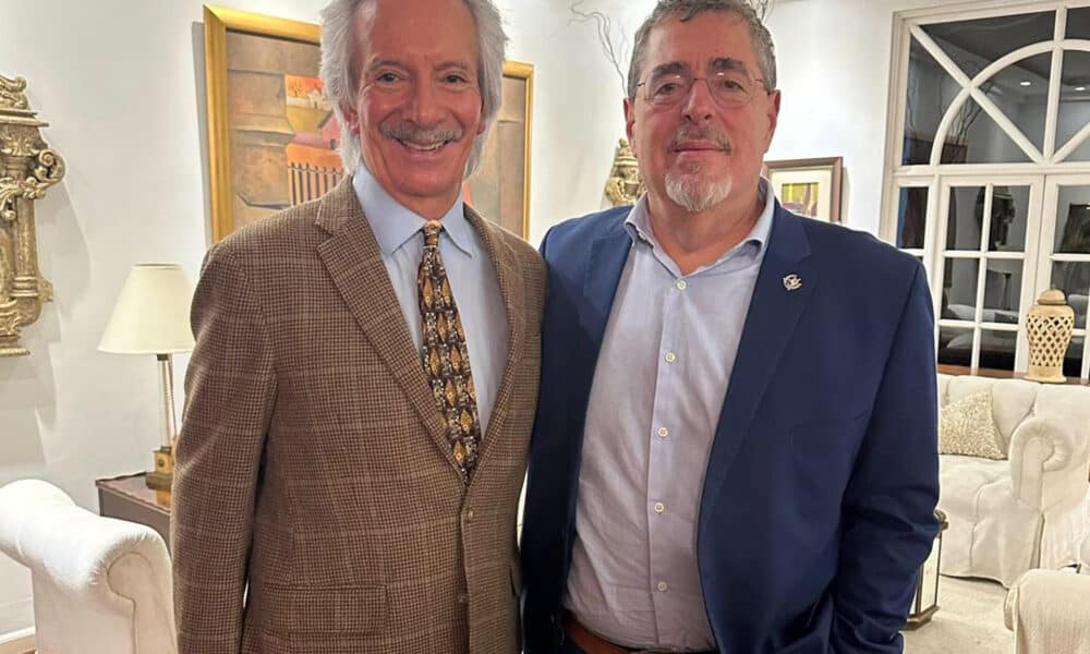 Fotografía cedida por el Gobierno de Guatemala del mandatario, Bernardo Arévalo de León (d), junto al periodista José Rubén Zamora, este lunes en Ciudad de Guatemala (Guatemala). EFE/Gobierno De Guatemala