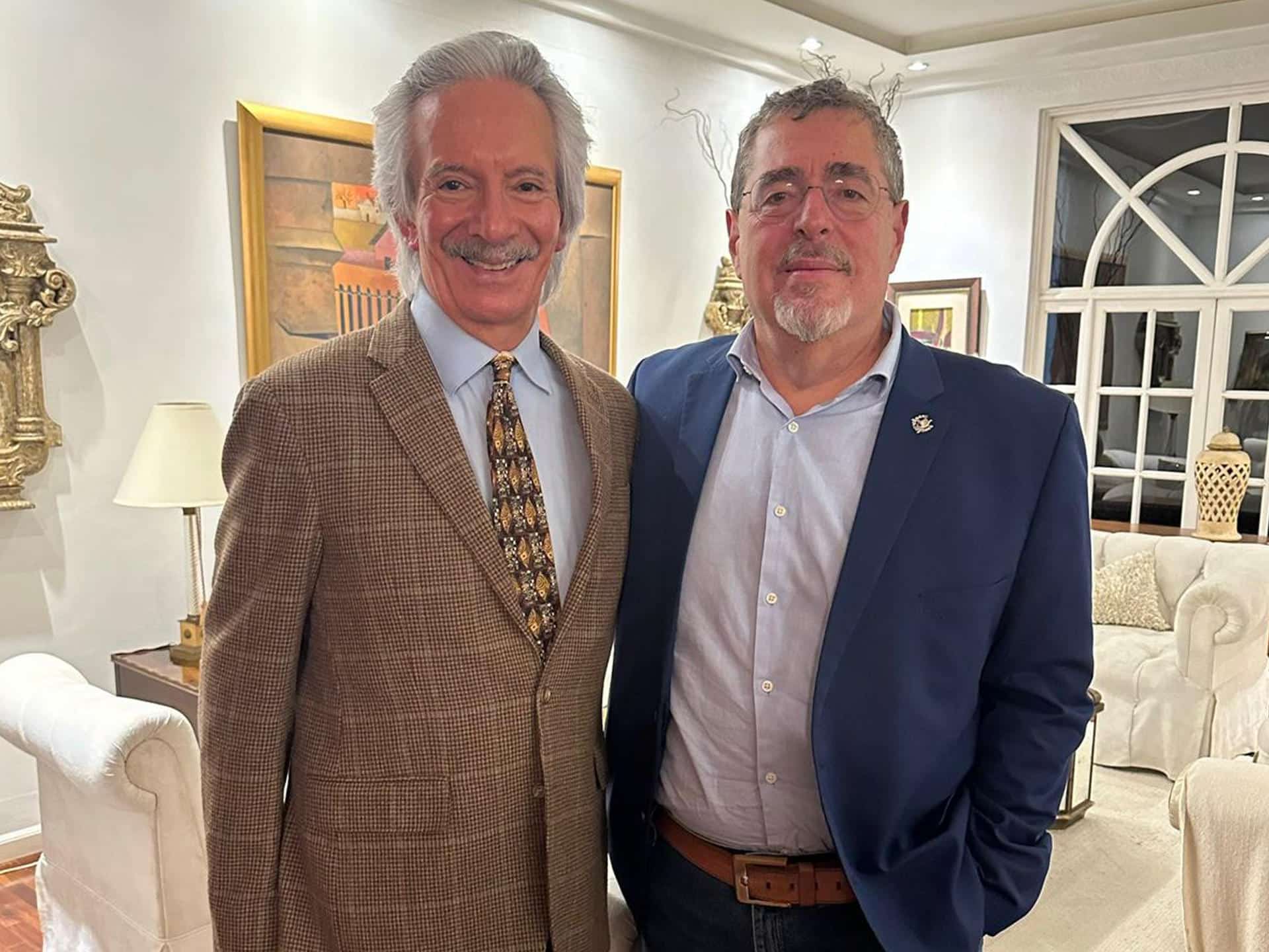 Fotografía cedida por el Gobierno de Guatemala del mandatario, Bernardo Arévalo de León (d), junto al periodista José Rubén Zamora, este lunes en Ciudad de Guatemala (Guatemala). EFE/Gobierno De Guatemala